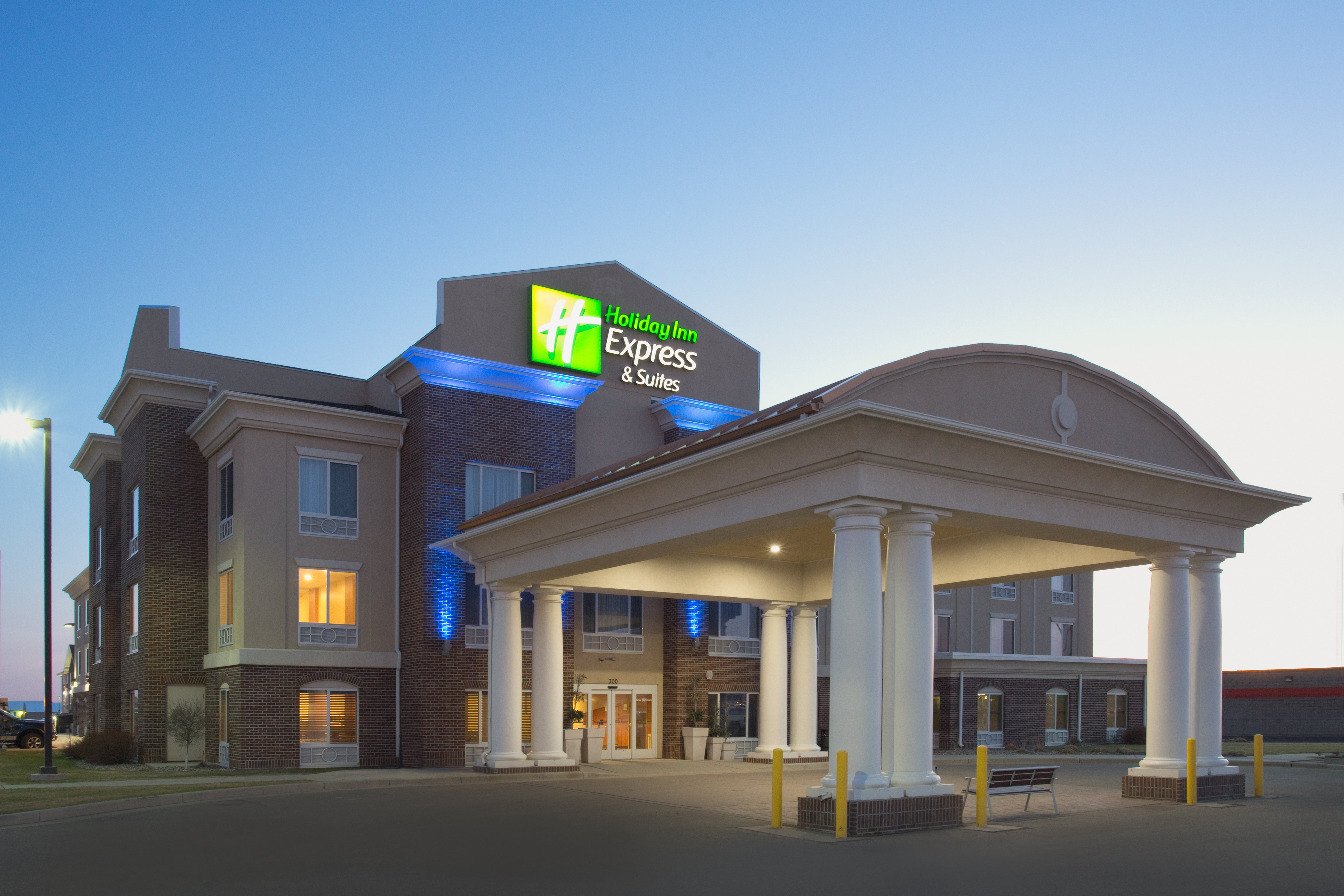 Holiday Inn Express and Suites Minot 2/50