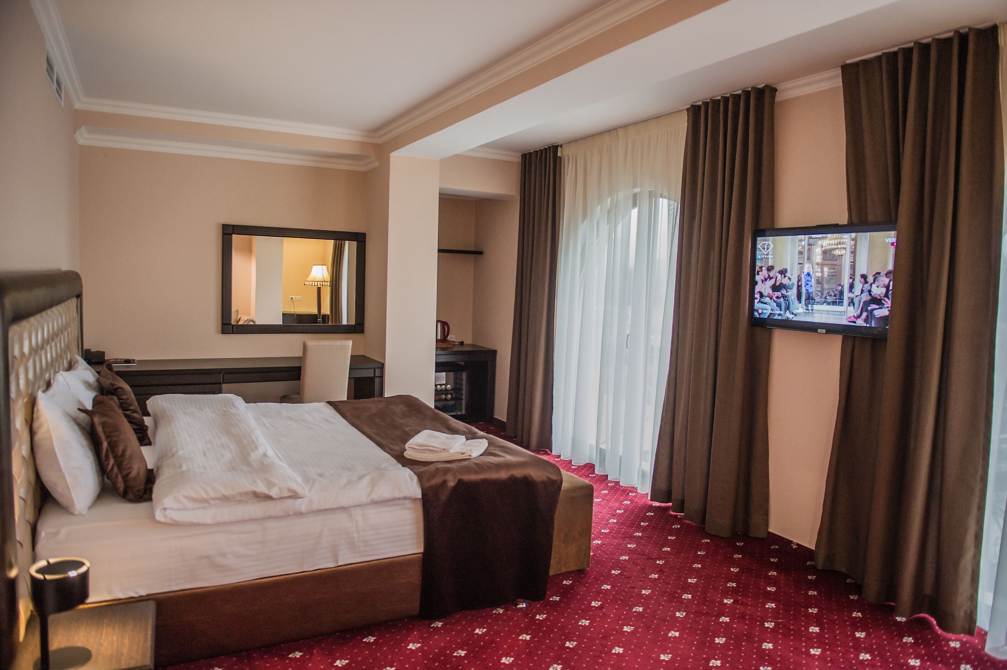 SUITE, KING BED