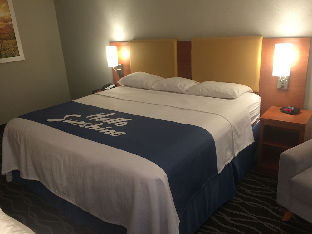 Days Inn & Suites By Wyndham Cincinnati North 7/32
