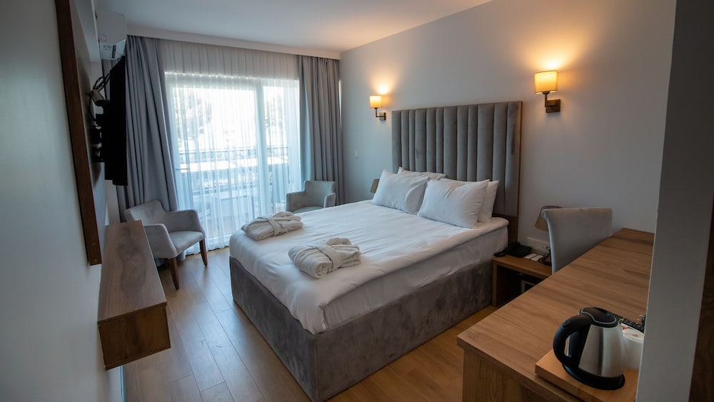 Lake Life Hotel 15/50
