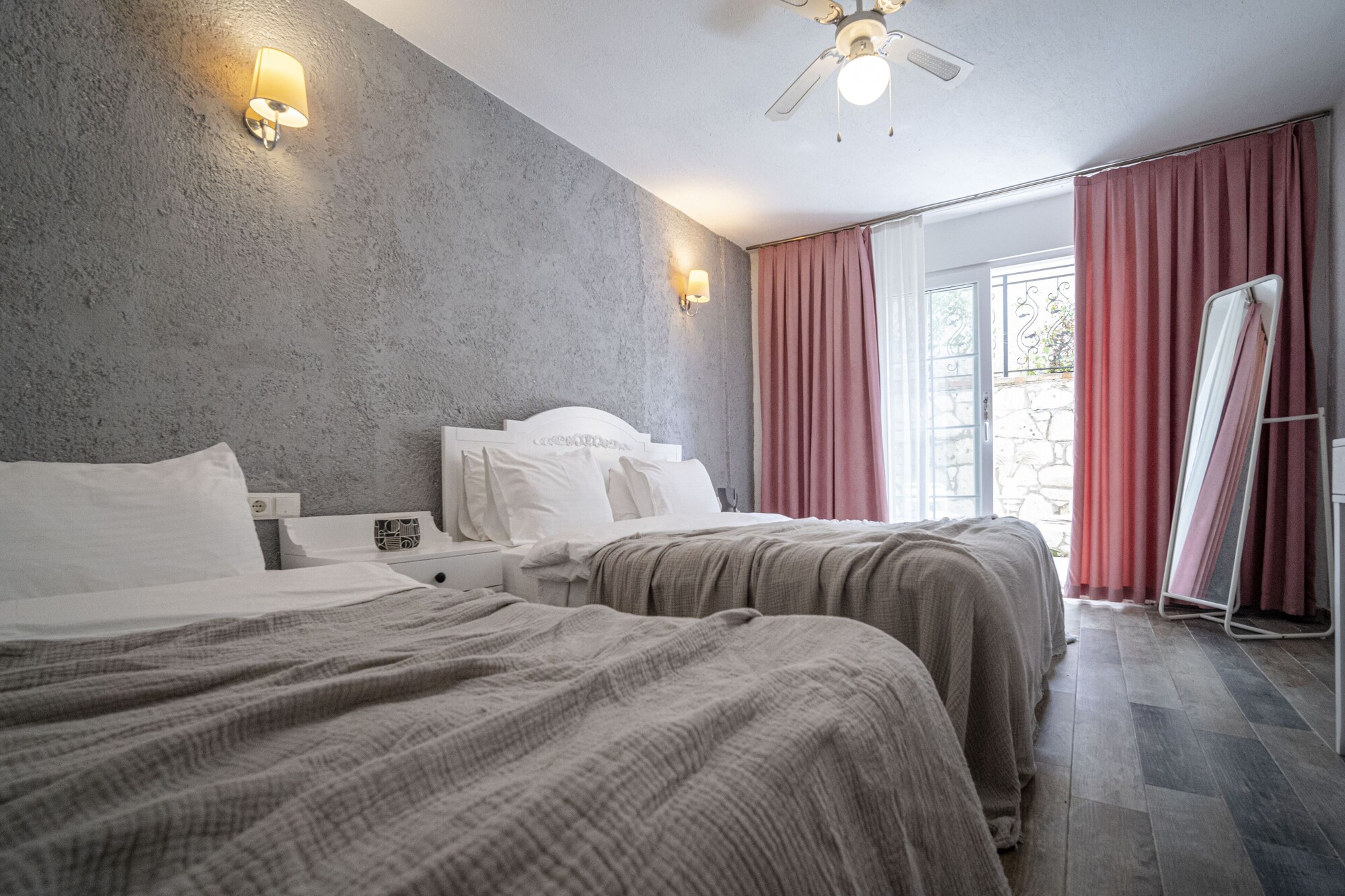 ROOM, LARGE, GARDEN FLOOR