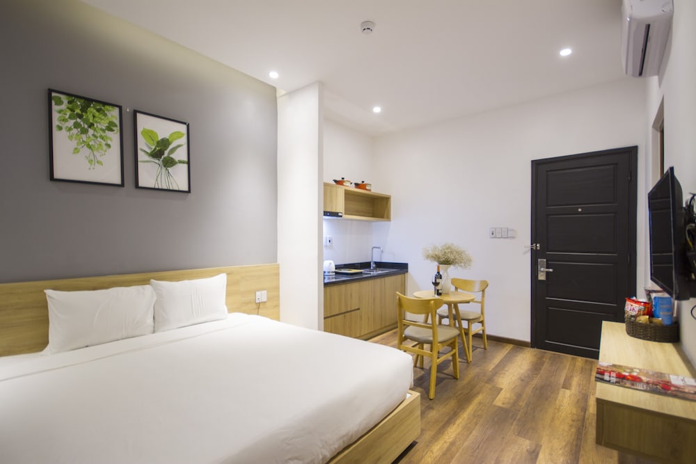 STUDIO, KING BED, CITY VIEW