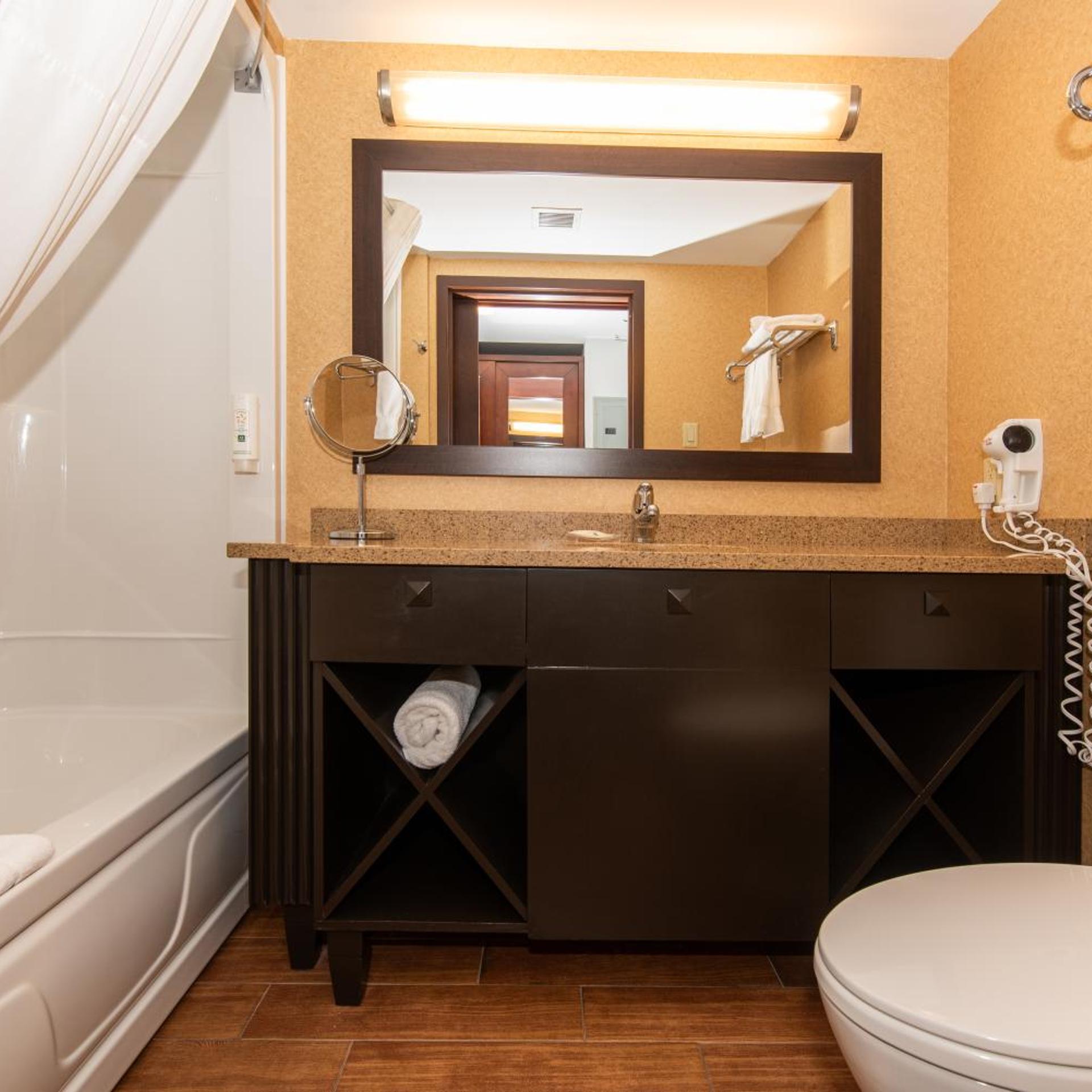 جناح بسرير كينج وسريرين كوين، Quality Inn and Suites Val d Or, QC 4/4