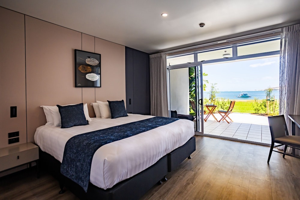 Superior, King Bed, Beach Front