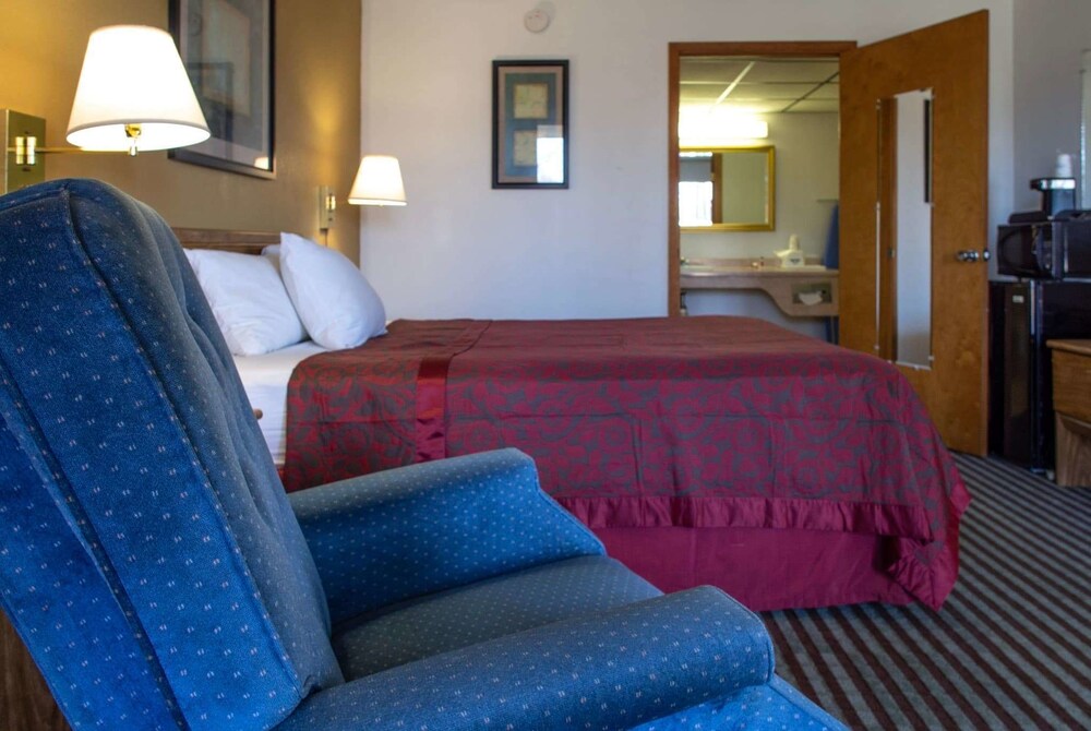 Days Inn by Wyndham Clinton 8/24