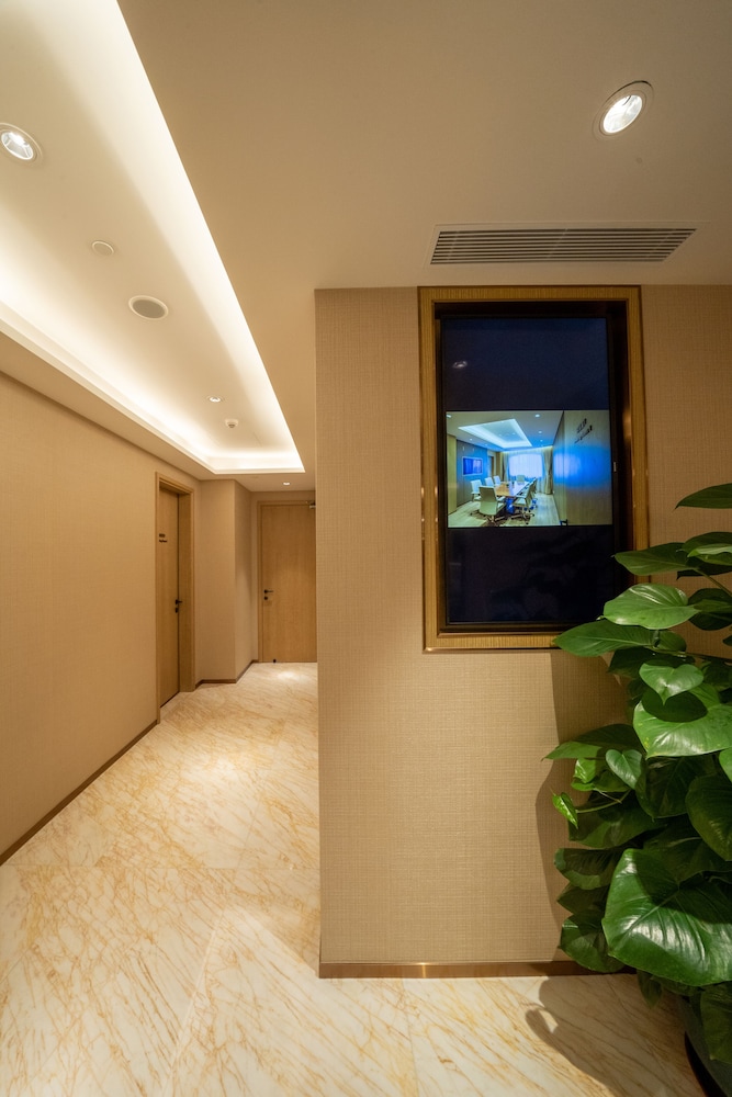 Grand Dragon Hotel 48/50