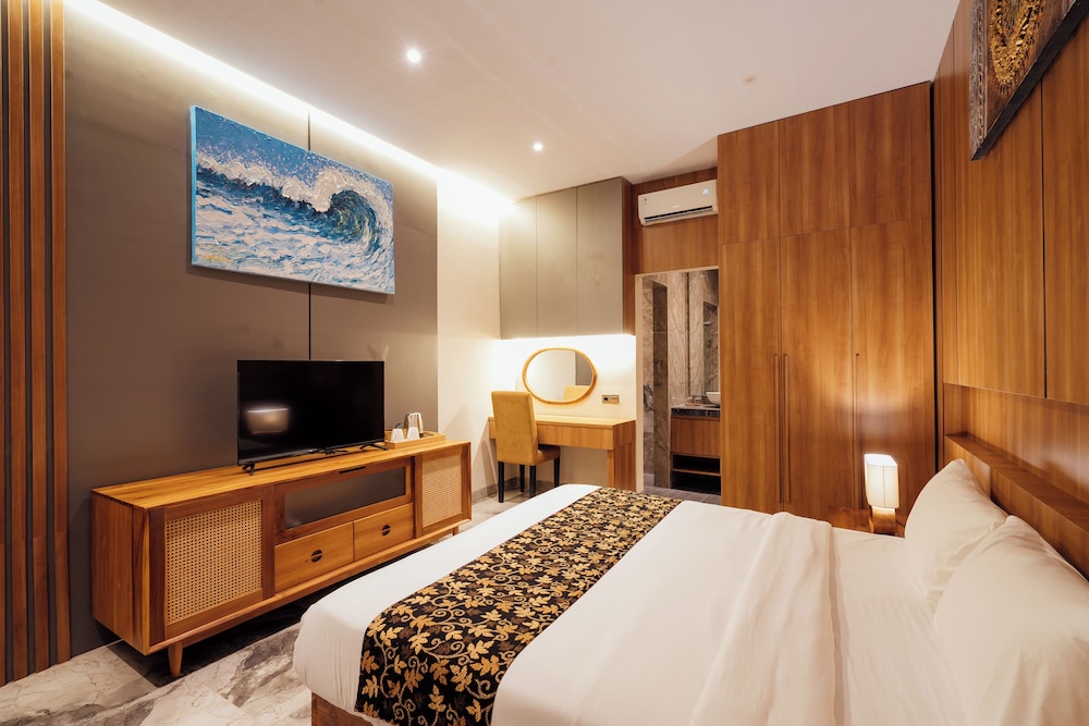 Sanctuary, King Bed, Pool Access