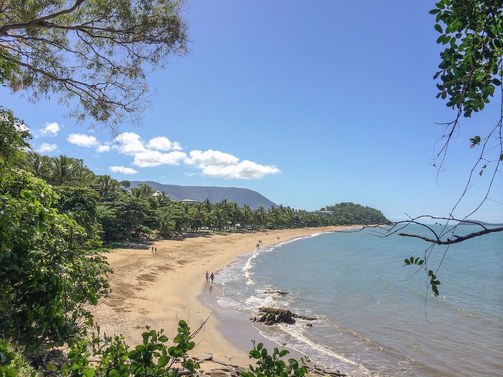 Beachfront Apartments On Trinity Beach 32/50
