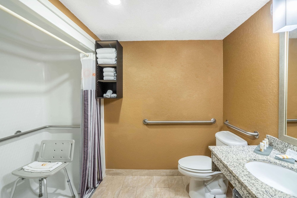 La Quinta Inn & Suites by Wyndham Hot Springs 27/57
