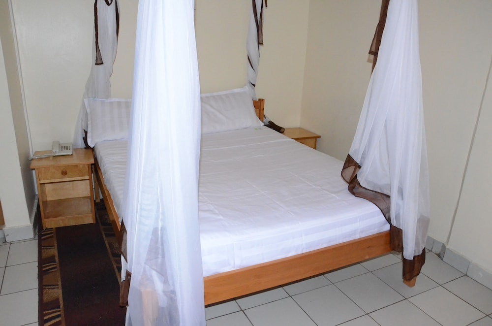 Tents Hotel 12/32