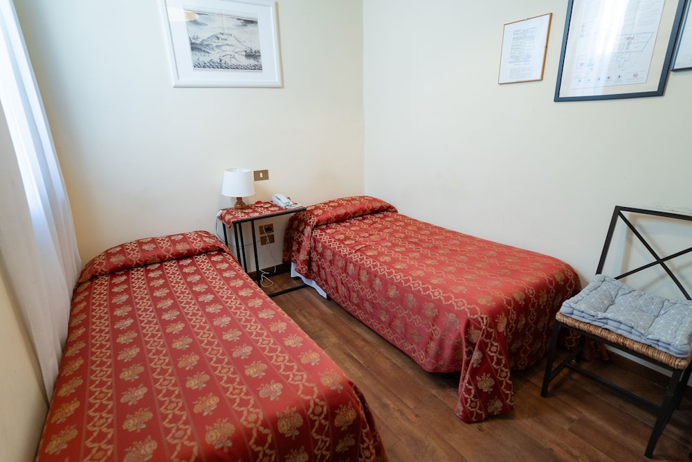ECONOMY, TWIN BEDS, SHARED BATHROOM