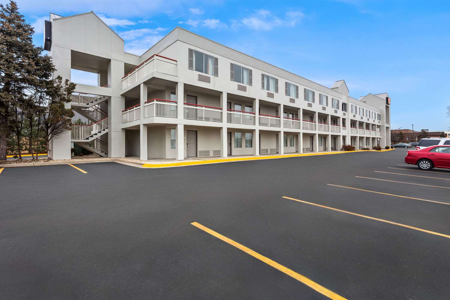 Econo Lodge Willowbrook 4/8