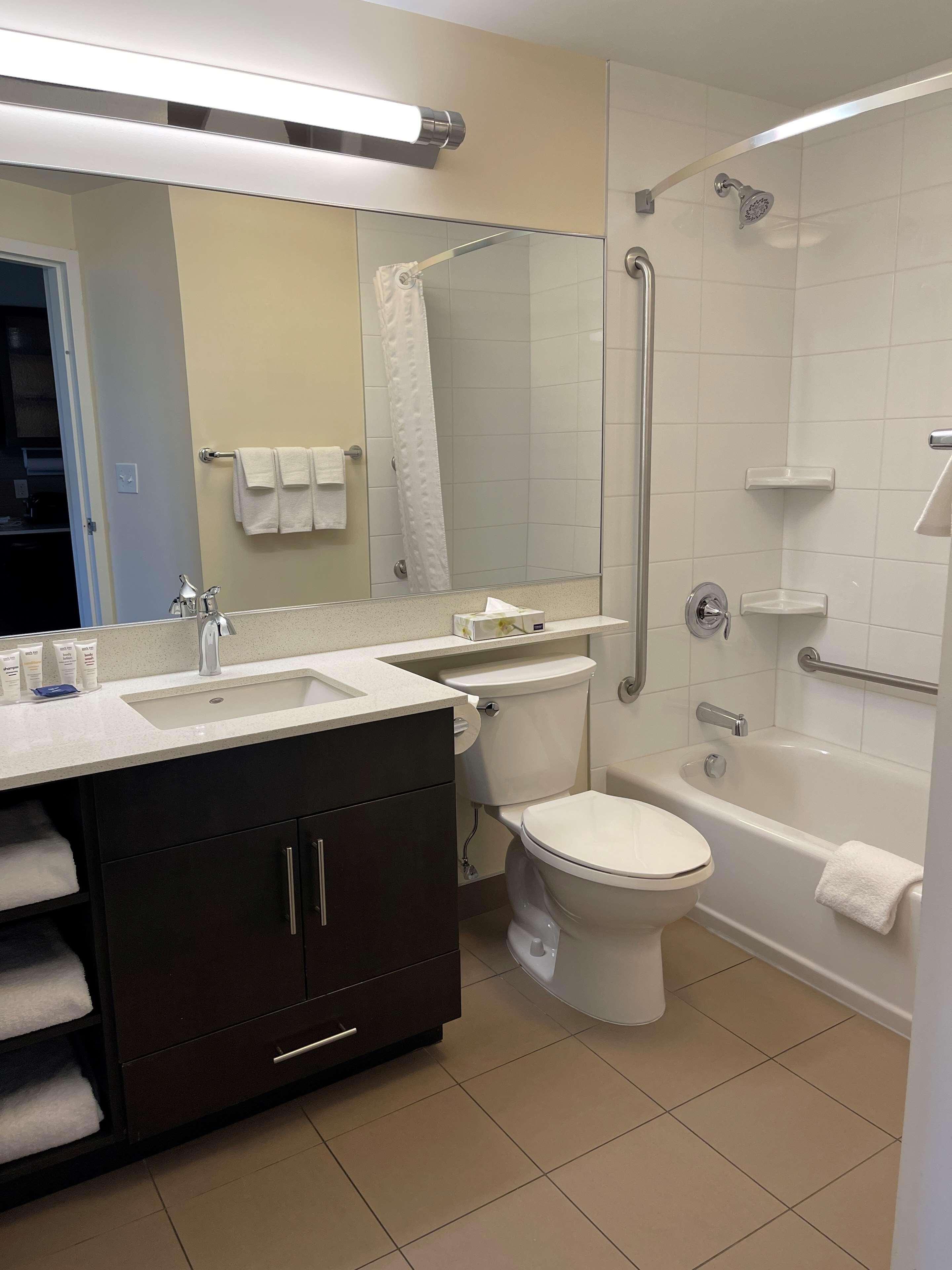 SUITE, QUEEN BED
