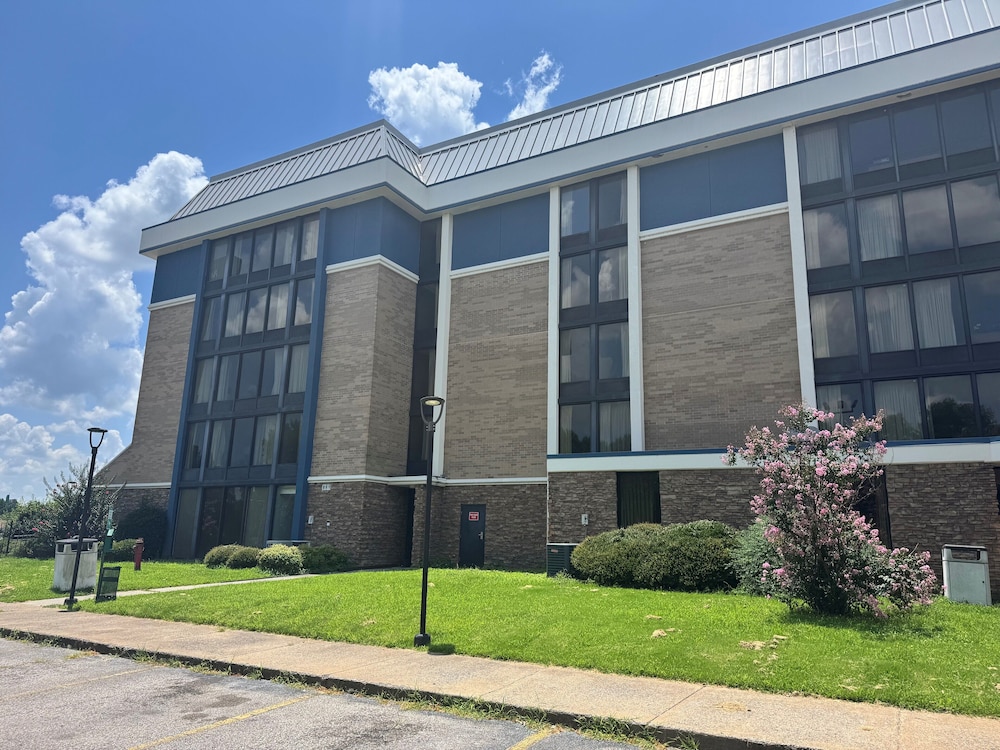 AmericInn by Wyndham Memphis East 3/33