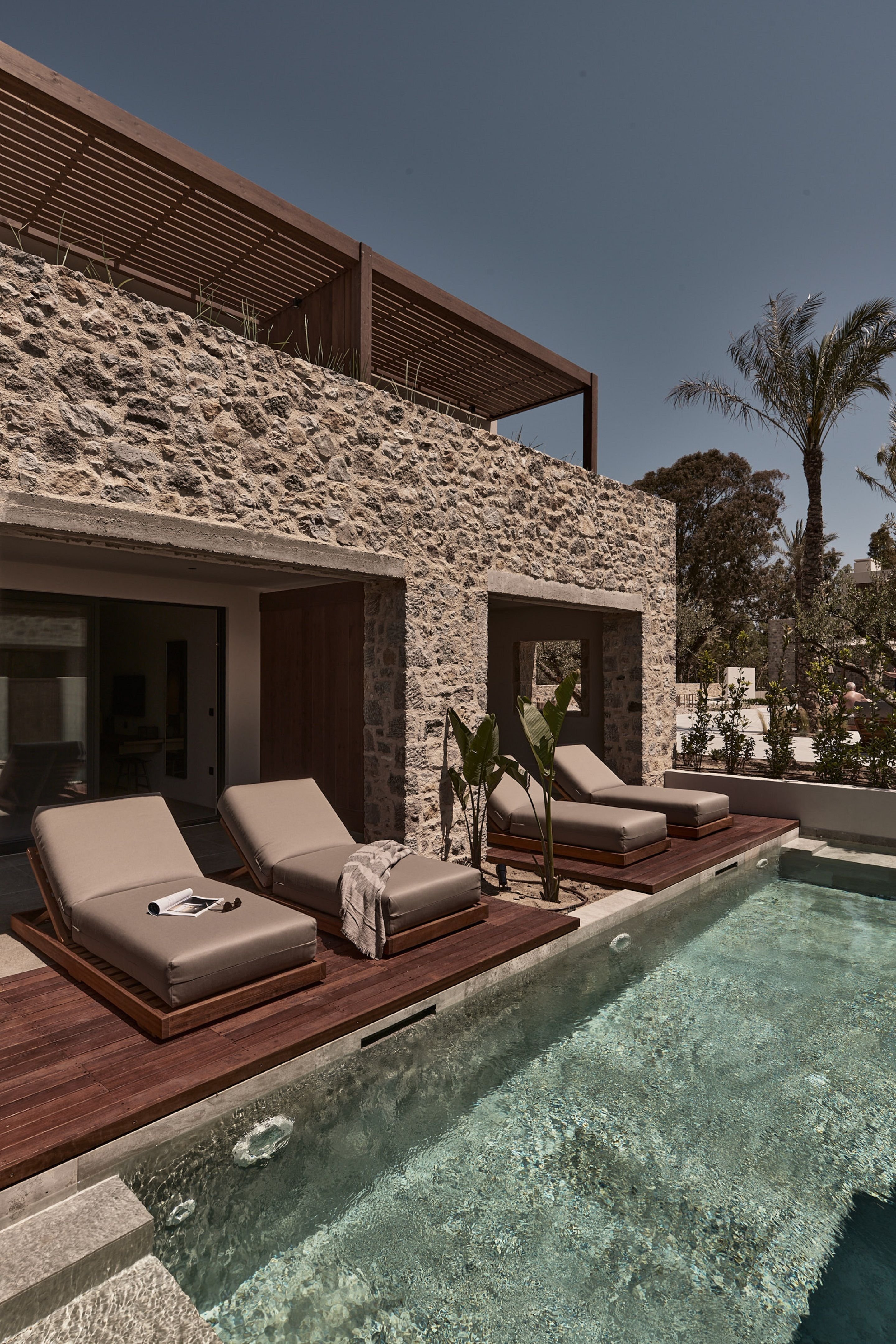 Theros All Suite Hotel 80/84