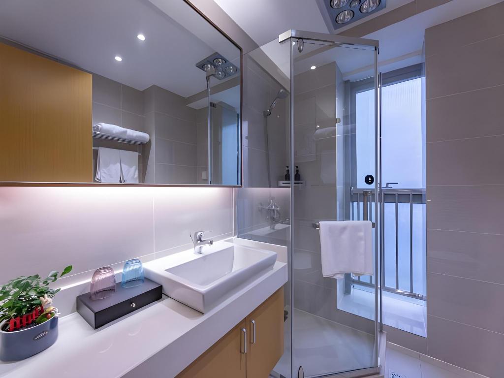 Room, Queen Bed, with View