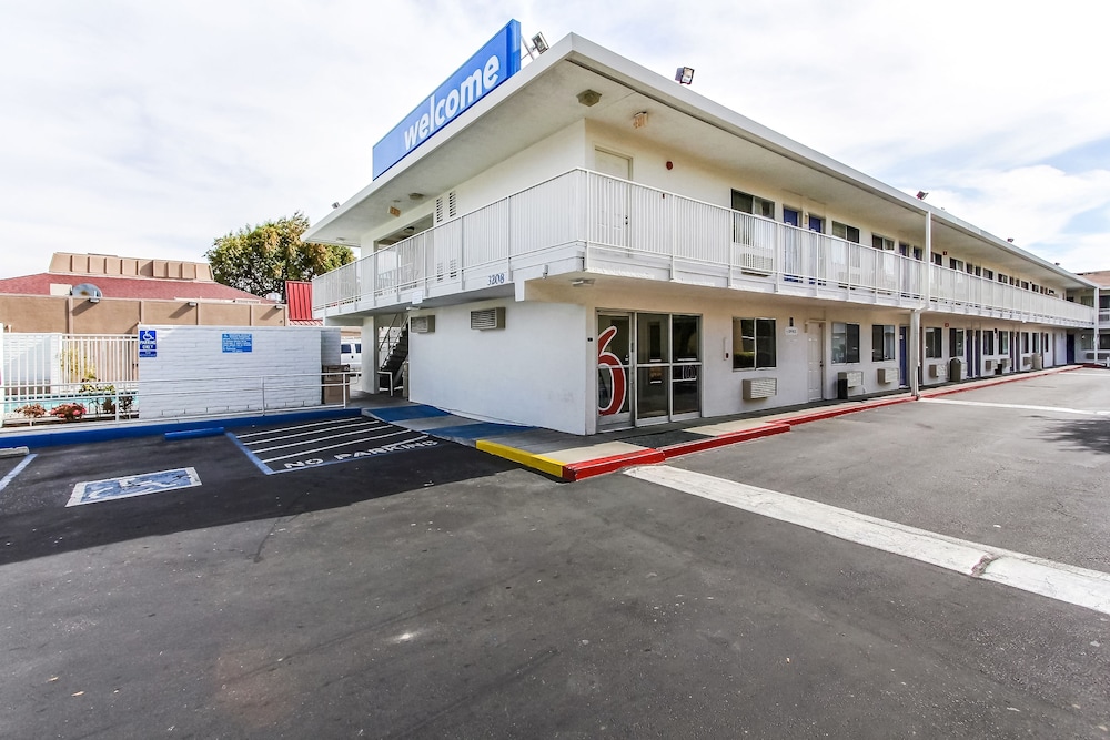 Super 8 by Wyndham Santa Clara 26/36