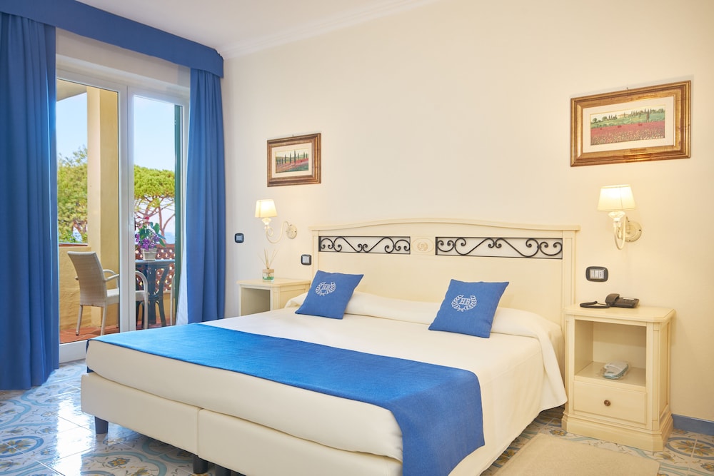 ROOM, TRIPLE, SEA VIEW