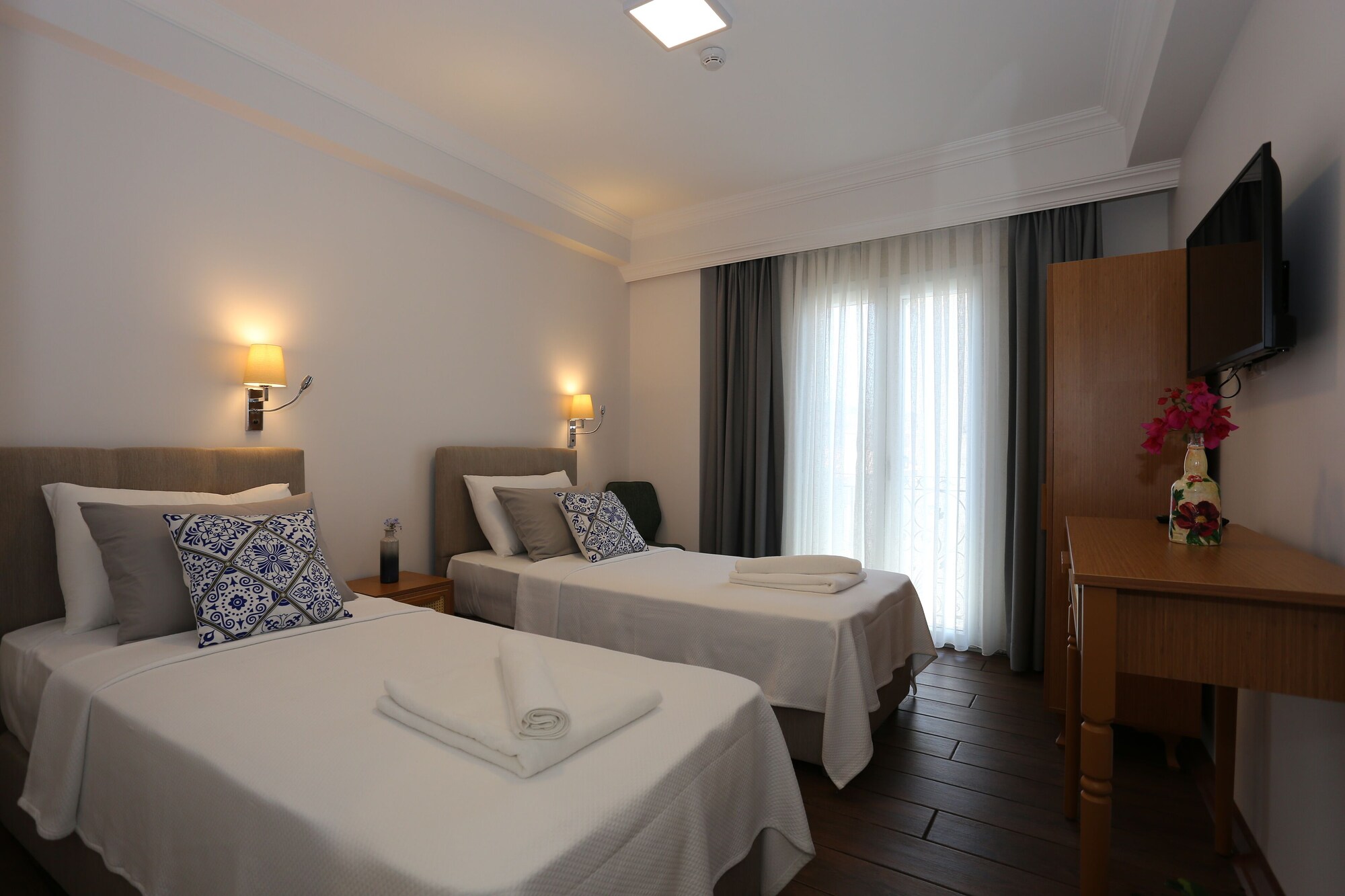 DELUXE, QUEEN BED, BALCONY