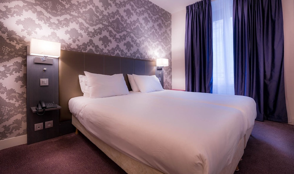 ROOM, TWIN BEDS