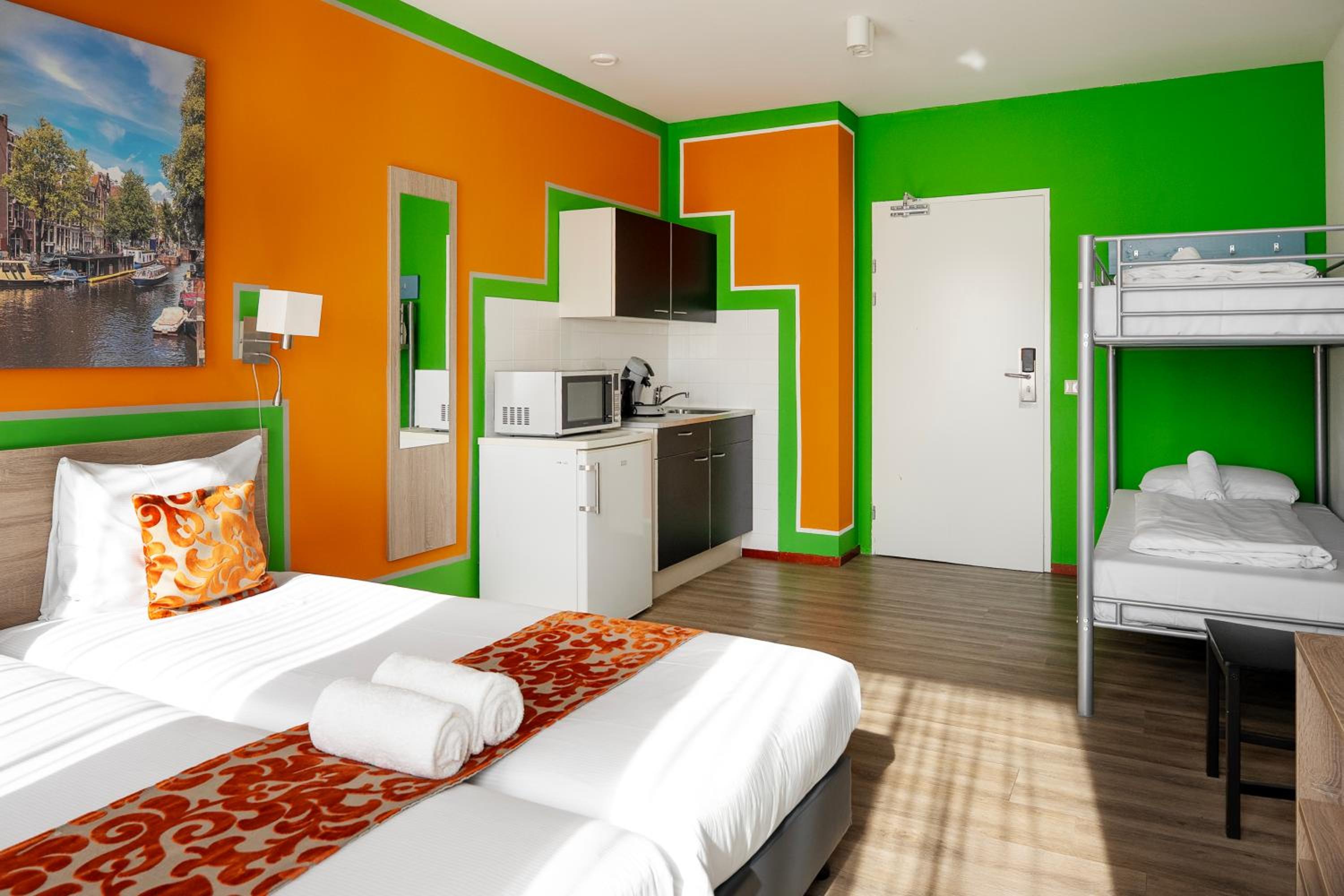 Studio, Twin Beds, Bunk Bed, External Bathroom، Amsterdam Teleport Hotel 2/2