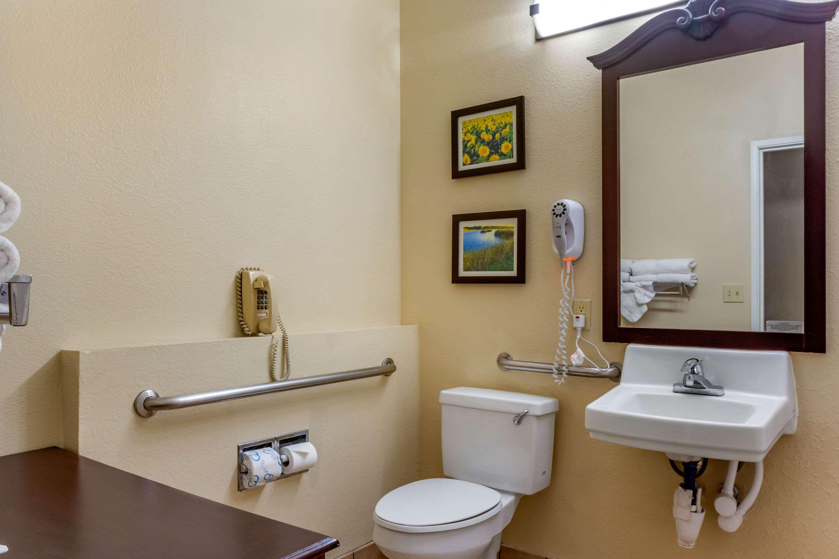 غرفة بسريرين كوين لذوي الإعاقة، Comfort Suites Plainview 4/4