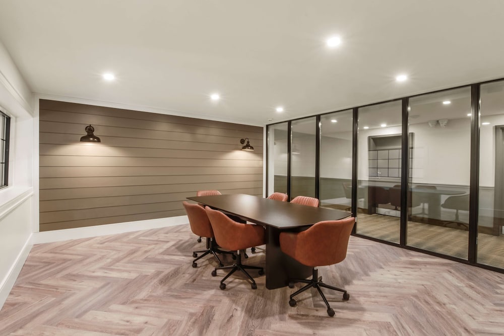 SureStay Plus Hotel by Best Western McGuire AFB Jackson 34/40