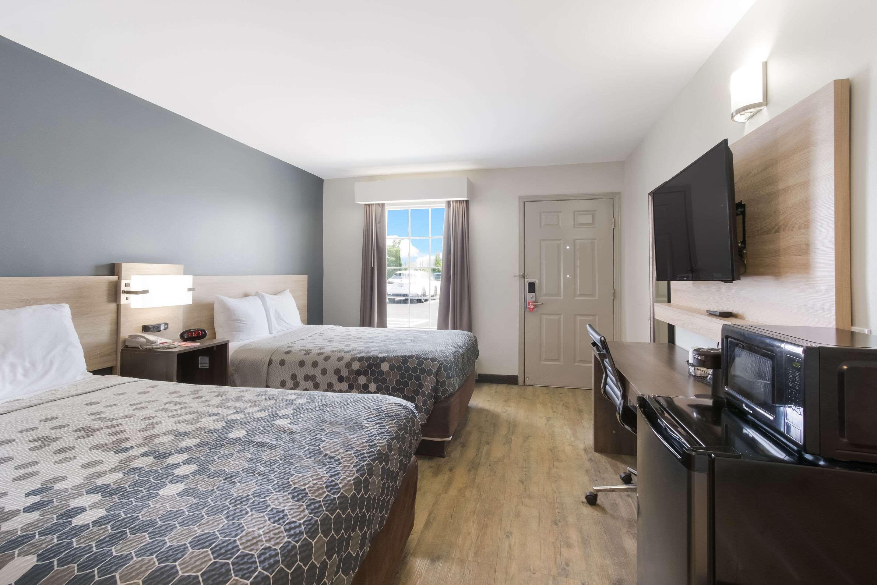 Econo Lodge Greenville near University 32/64