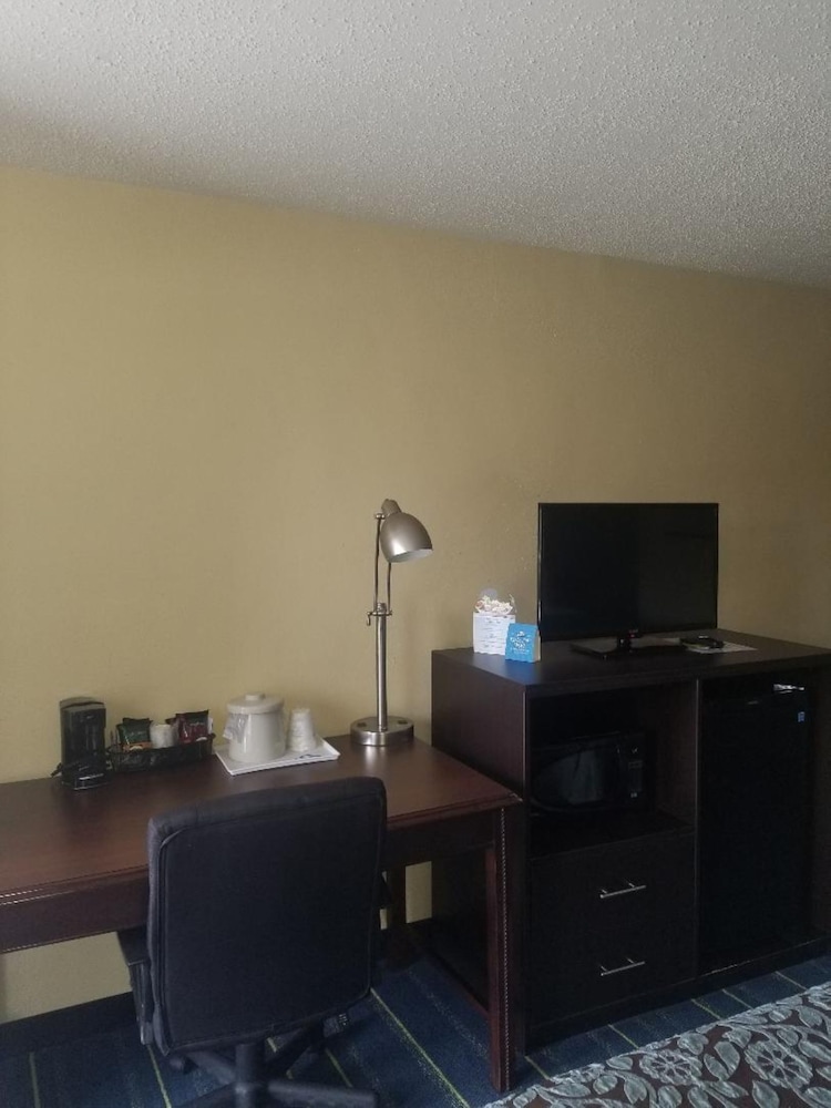 Days Inn by Wyndham Clearwater/Gulf to Bay 24/28