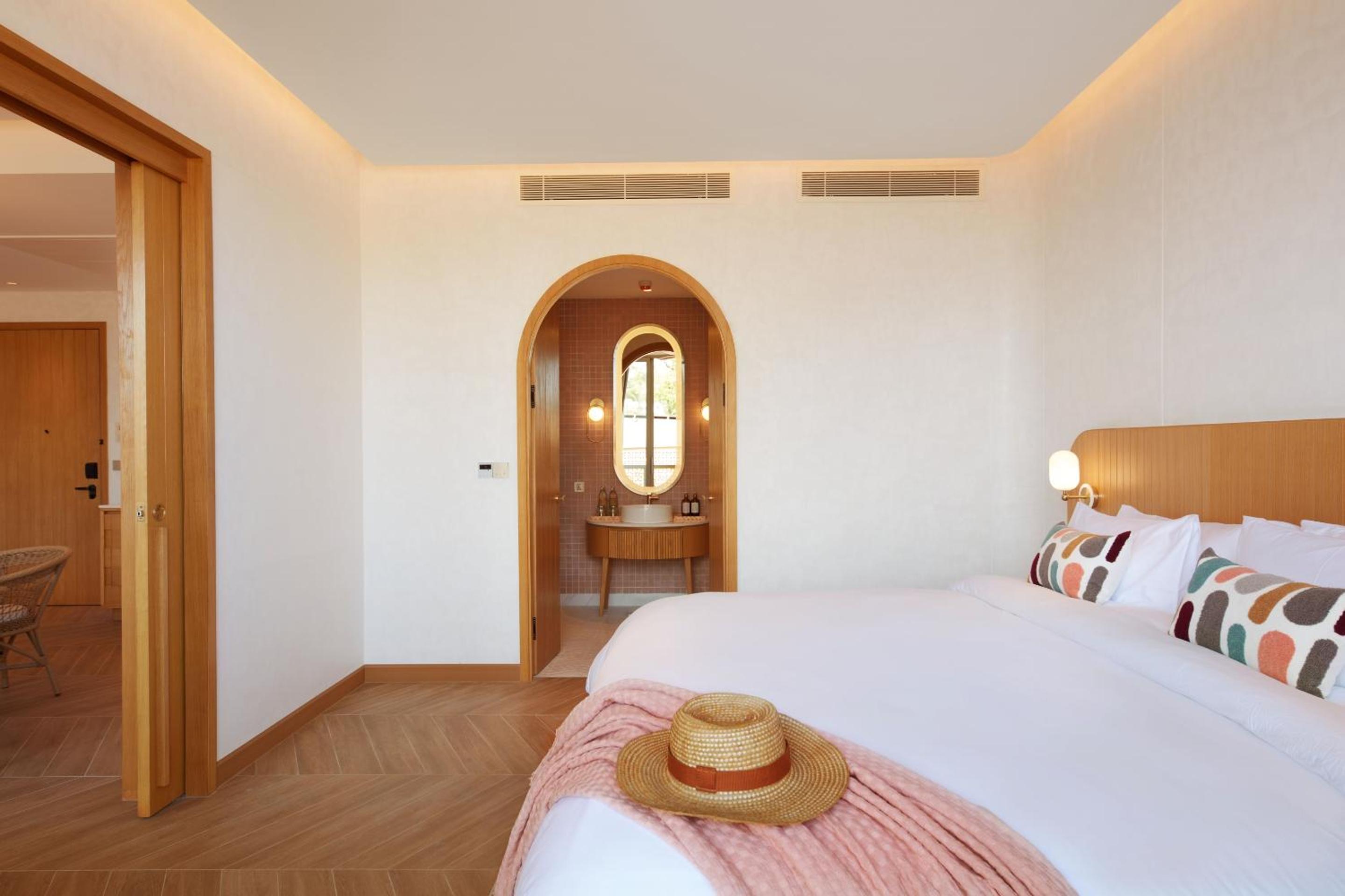 2 BEDROOMS, SUITE