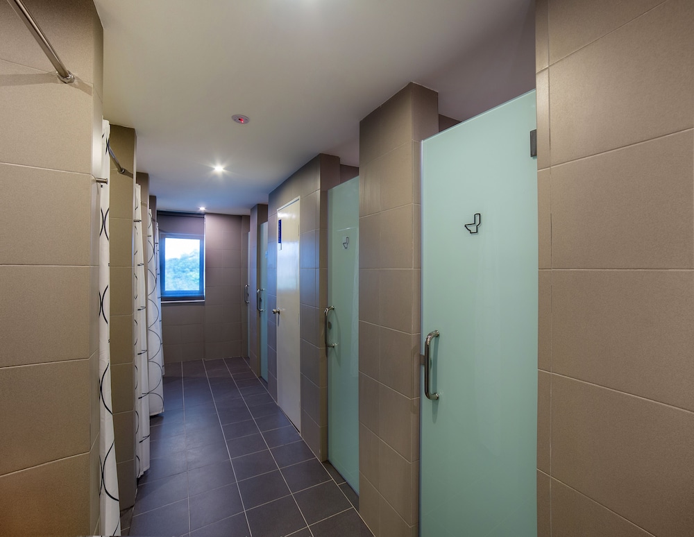 Riccarton Capsule Hotel 13/26