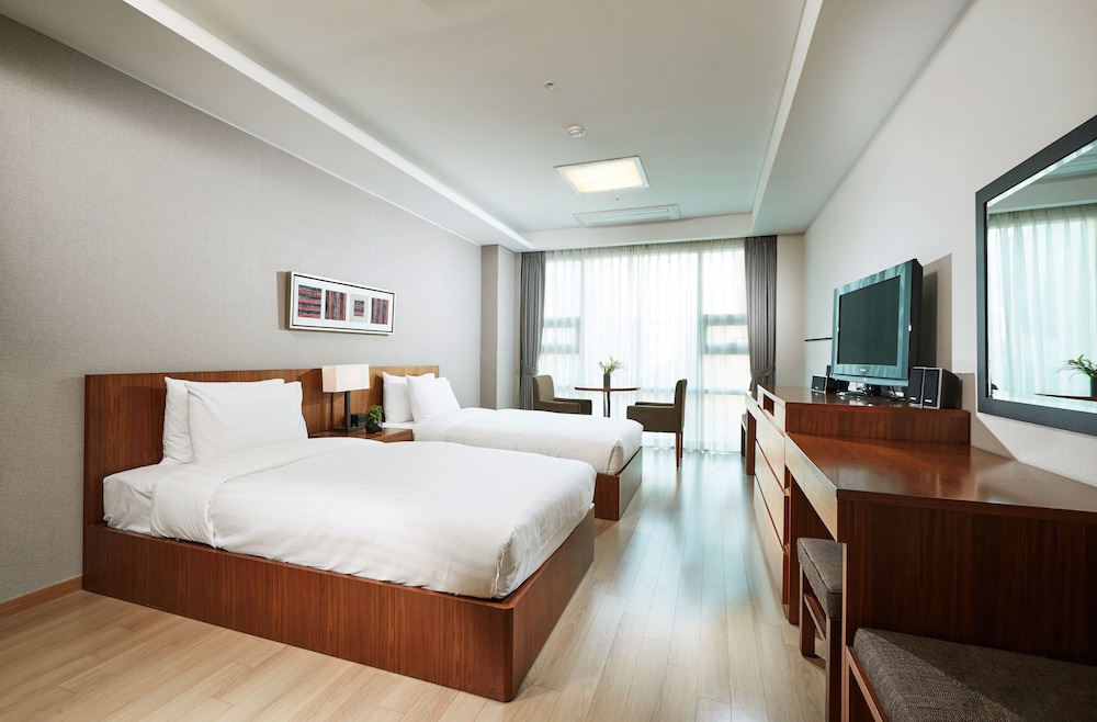 STUDIO, TWIN BEDS