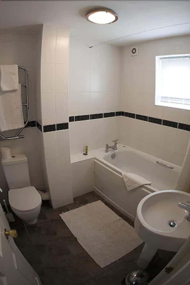 Brentwood Guest House Hotel 46/50
