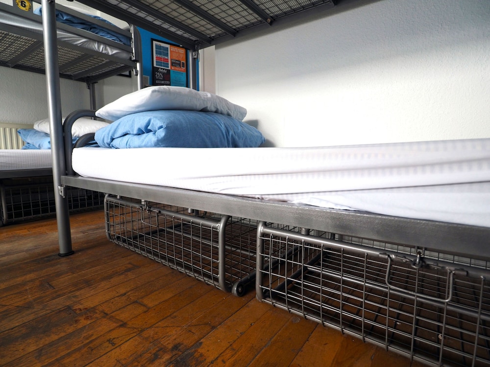 Mixed Dorm, 6 Beds, 3 Bunk Beds