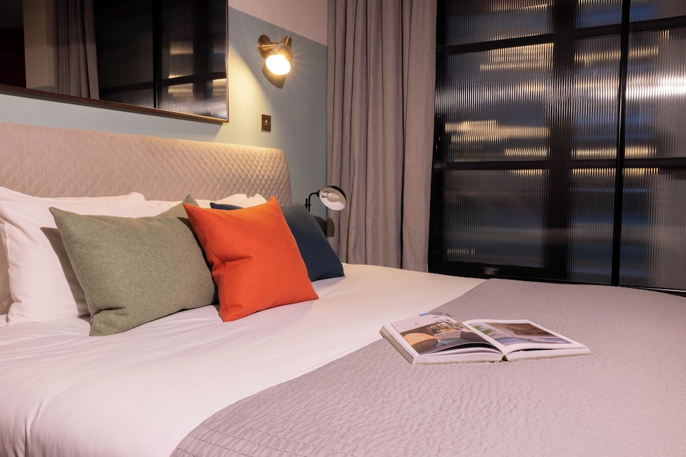 ROOM, DOUBLE BED
