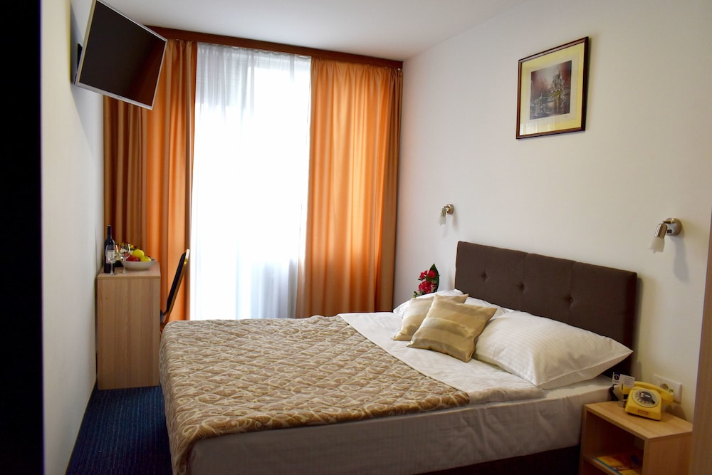 Slavija Hotel 3/32