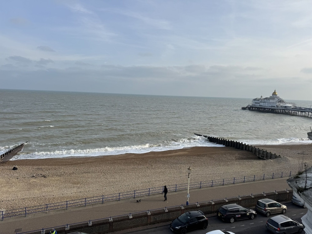 OYO Marine Parade Hotel Eastbourne Pier 54/60