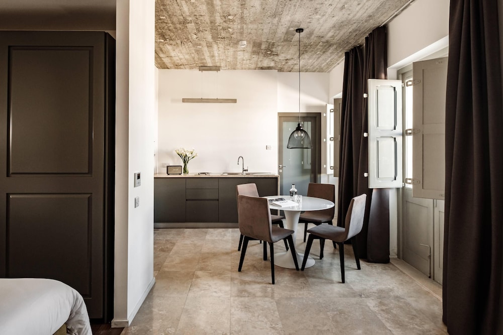 19 Rooms 54/71