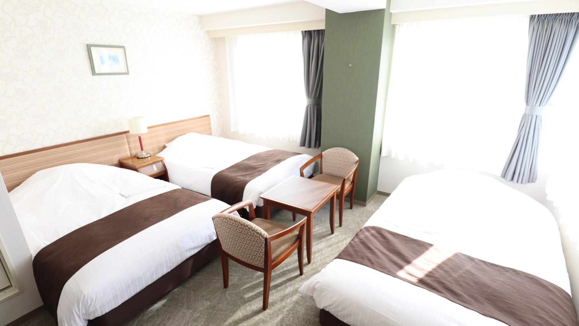 غرفة قياسية ثلاثية في المبنى الرئيسي