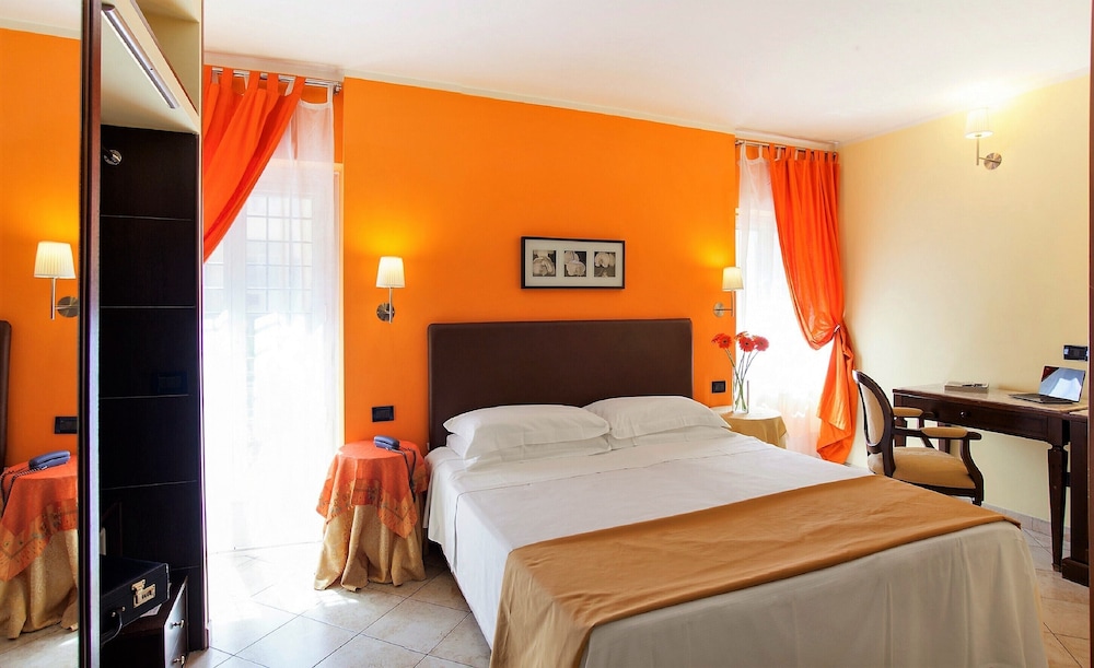 ROOM, QUADRUPLE