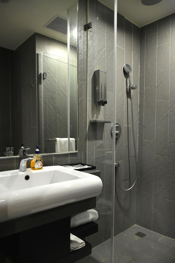 Fx Hotel Tainan Minsheng Road Branch 70/72