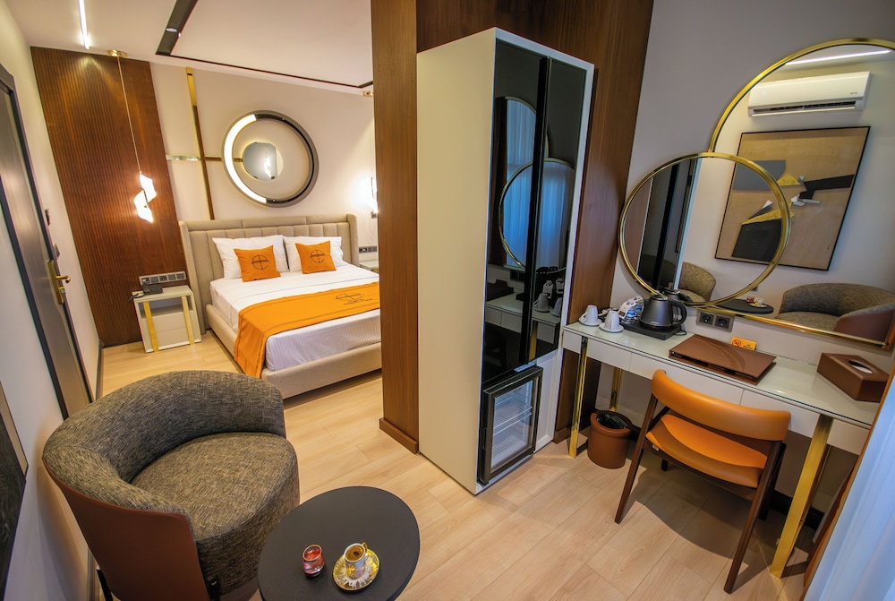 Elysian Airport Hotel & Restaurant 50/50
