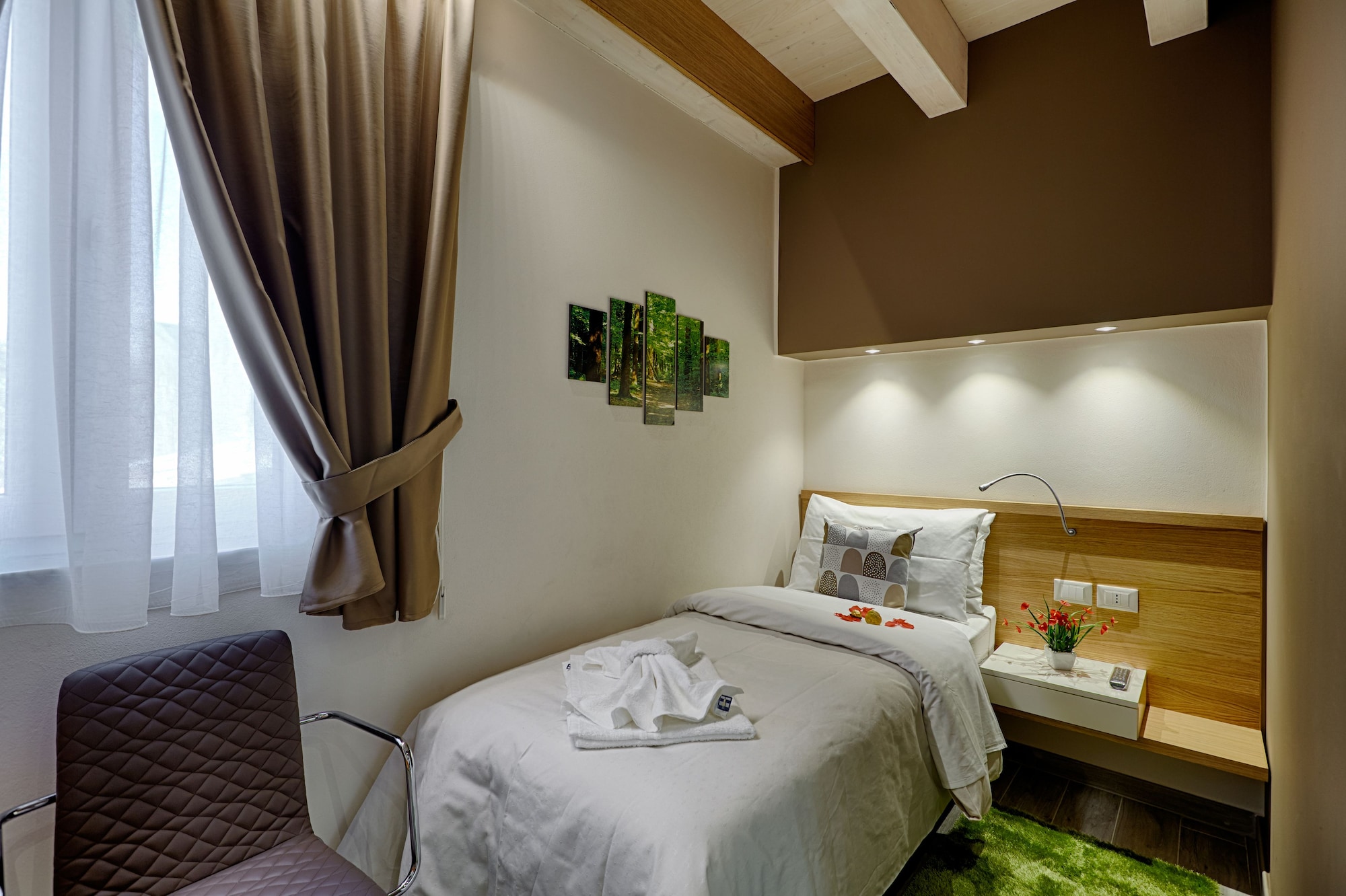 ROOM, SINGLE