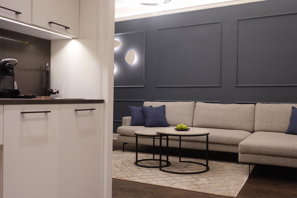 One Luxury Suites 55/72