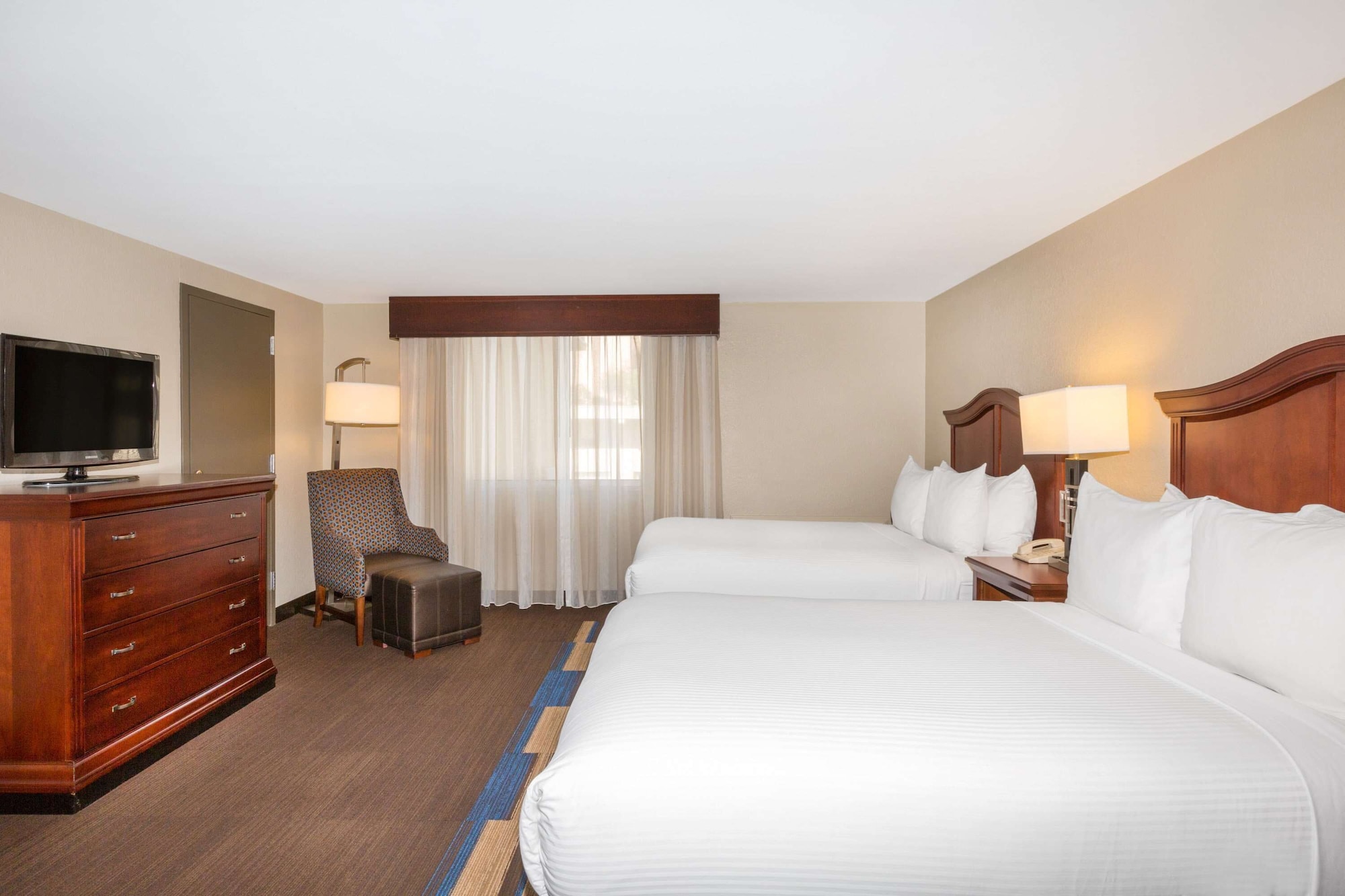 DELUXE, 2 DOUBLE BEDS