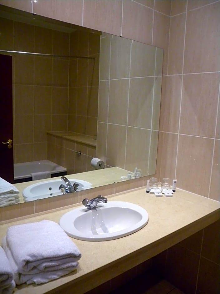SEVEN OAKS HOTEL 45/46
