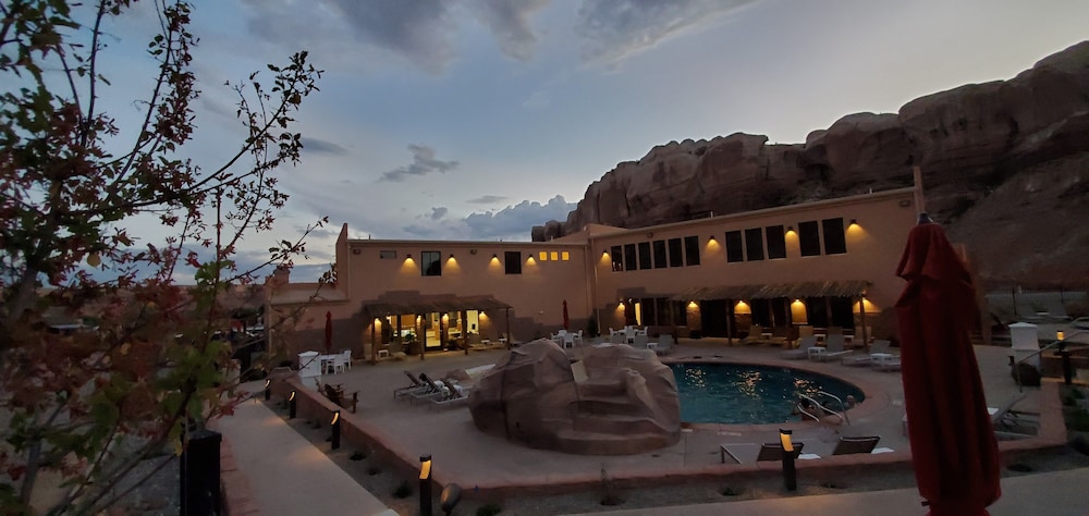 Bluff Dwellings Resort 2/67