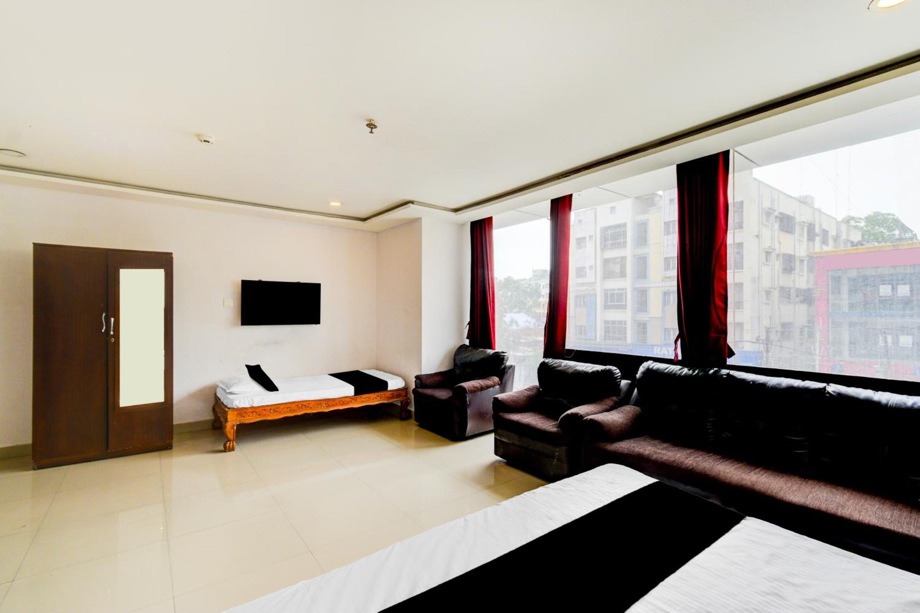 Oyo 10225 Hotel Sree Chandana 44/50