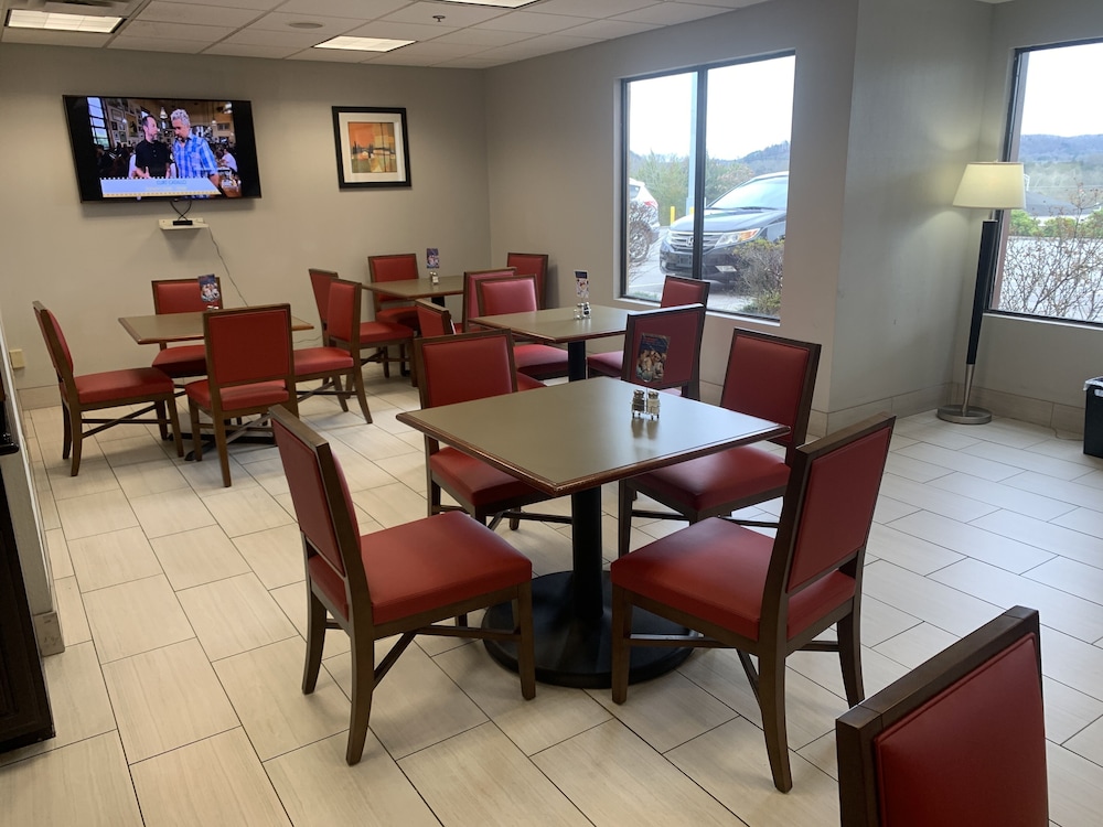 Holiday Inn Express Hotel and Suites Knoxville-North-I-75 Exit 112 48/61