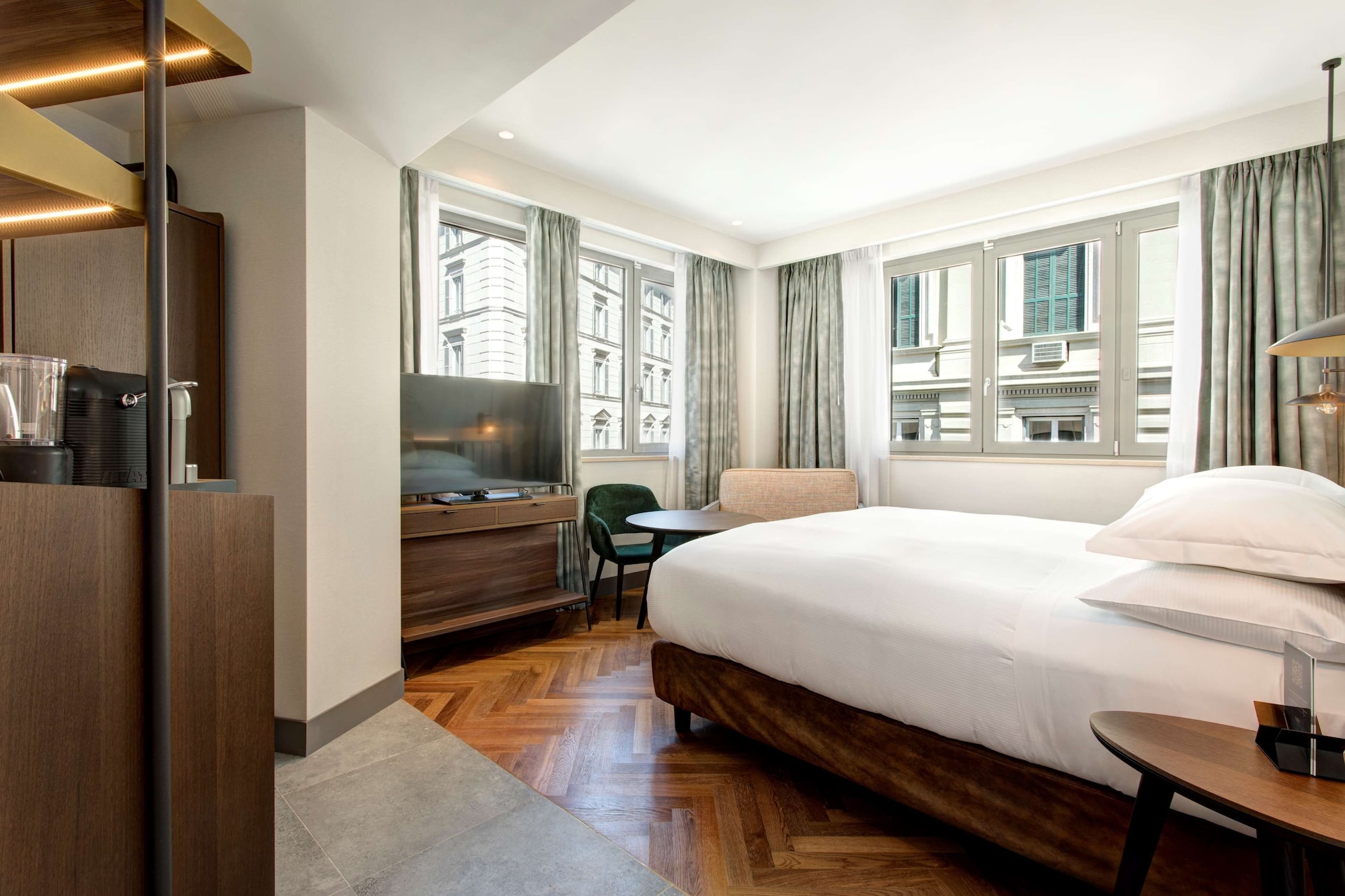 DELUXE, KING BED